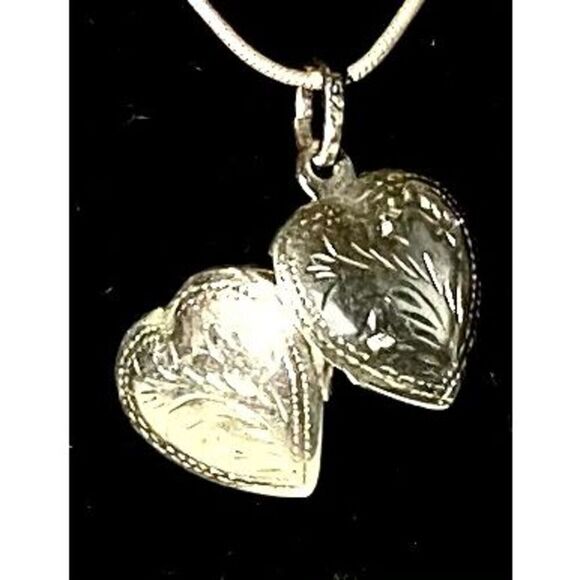 IB# Beautiful Dainty Heart Locket Necklace - Picture 4 of 11